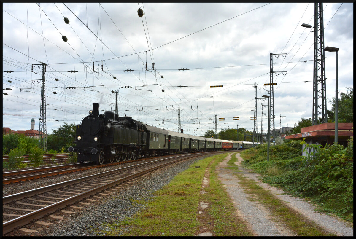 Dampf in Würzburg: Die österreichische 77 250 (77.25) rollt am 14.09.2024 mit dem GleisGlück-Sonderzug (DPE 20393 Geroldshausen - Lohr Bahnhof) in Würzburg um die Kurve. Am anderen Ende hängt Eurovapor 23 058, die den elf Wagenzug (Fränkische Museumseisenbahn Nürnberg & 2 Silberlinge von Eurovapor) nachschiebt.