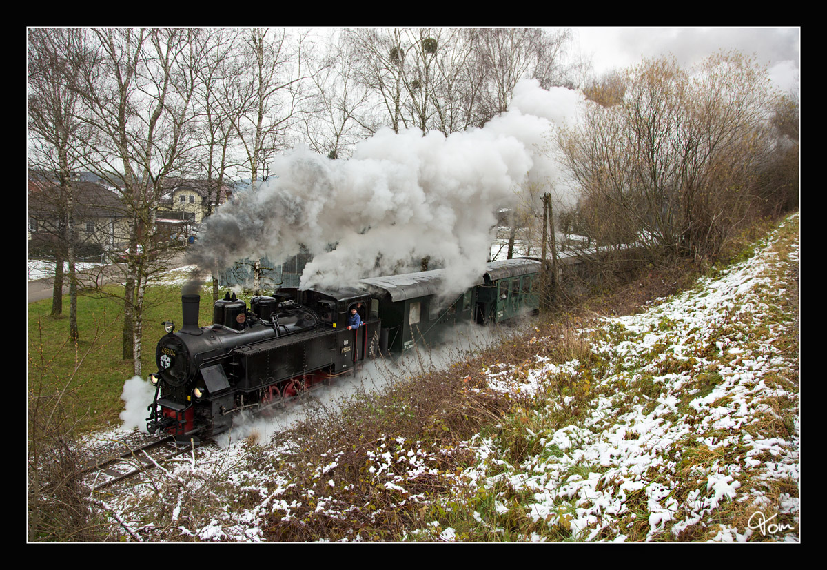 Dampflok 498.04 fährt auf der Steyrtalbahn mit einem Weihnachtszug von Steyr nach Grünburg. Aschach 2.12.2017