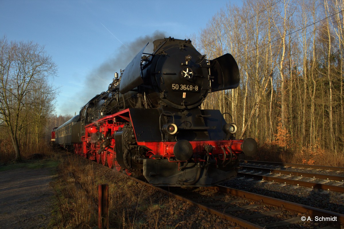 Dampflok 50 3648 mit WFL Silberling bei Überführung von Chemnitz-Hilbersdorf nach Chemnitz Hbf, bei Niederwiesa. Gesehen am 20.12.2015. 
