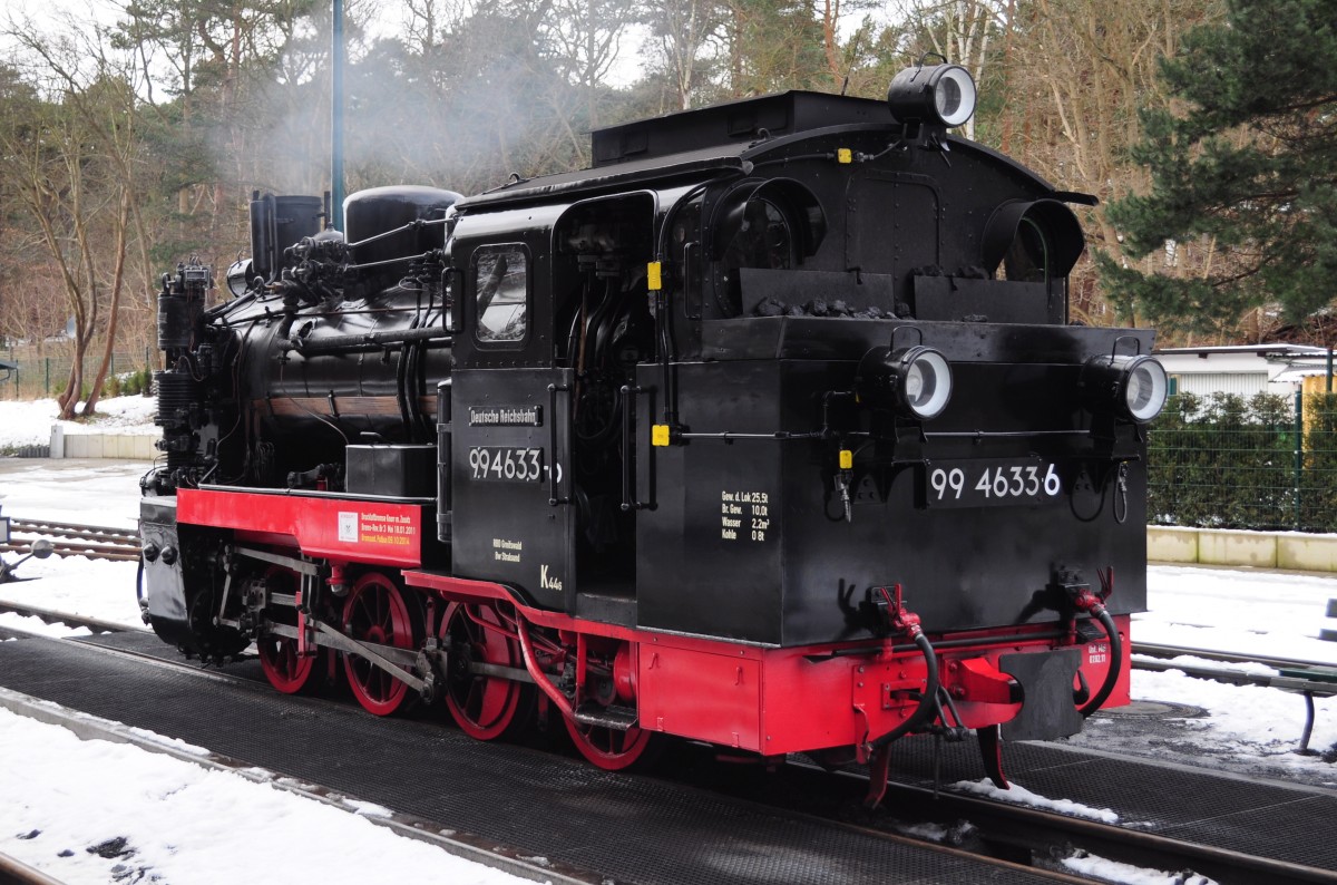 Dampflok 99 4633-6  Rasender Roland  am Bahnhof Göhren auf Rügen. Gesehen am 07.02.2015 während des Umsetzvorganges. Die Rügenbahn (RüBB)verkehrt ganzjährig (!) täglich im Zweistundentakt zwischen Putbus und Göhren und wird sowohl von Touristen als auch von Einheimischen gerne angenommen.