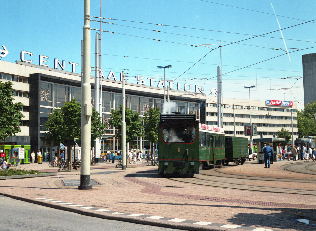 Dampflok nr 8 auf Stadtrundfahrt beim Zentralbahnhof in Rotterdam, mit Wagen 1040 und Güterwagen 545, am 24.07.1988. Scanbild 6876.