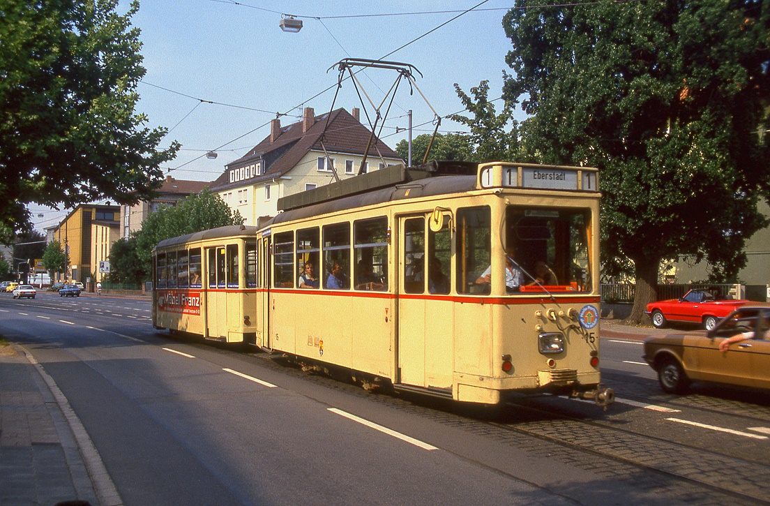 Darmstadt Tw 15 mit Bw 196 in der Heidelberger Strae, 11.08.1986. Darmstadt war der letzte westdeutsche Betrieb, der vor 25 Jahren noch planmig Zweiachser einsetzte.