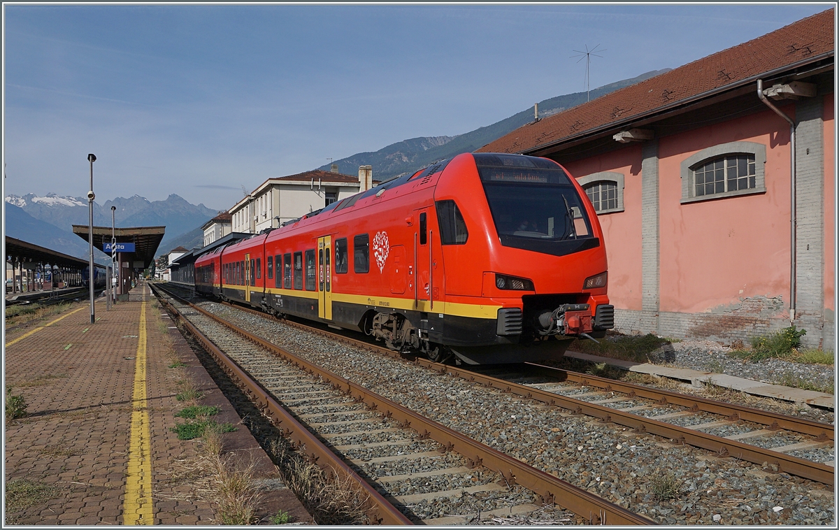 Das 6 und letzte Bild führt nach Italien, wo leider besondees in letzter Zeit nicht immer die Sonne schien: Der bimodulare FS Trenitalia BUM BTR 813 003 verlässt als Regionale 2722 den Bahnhof von Aosta mit dem Ziel Torino Porta Nuova. Der Zug kann mit Dieselmotoren oder elektrisch mit 3000 Volt Gleichstrom betrieben werden, verfügt für die Achsanordnung Bo' 2'2'2' Bo' und die UIC Bezeichnung (des Antriebsmodul) lautet 90 83 1813 012-1 I-TI. 

Zur Zeit wird die Strecken umgebaut und elektrifiziert.

27. September 2021  