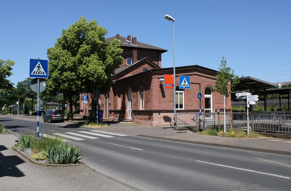 Das Bahnhofsgebäude in Karlstadt (Main) am 04.06.2023.