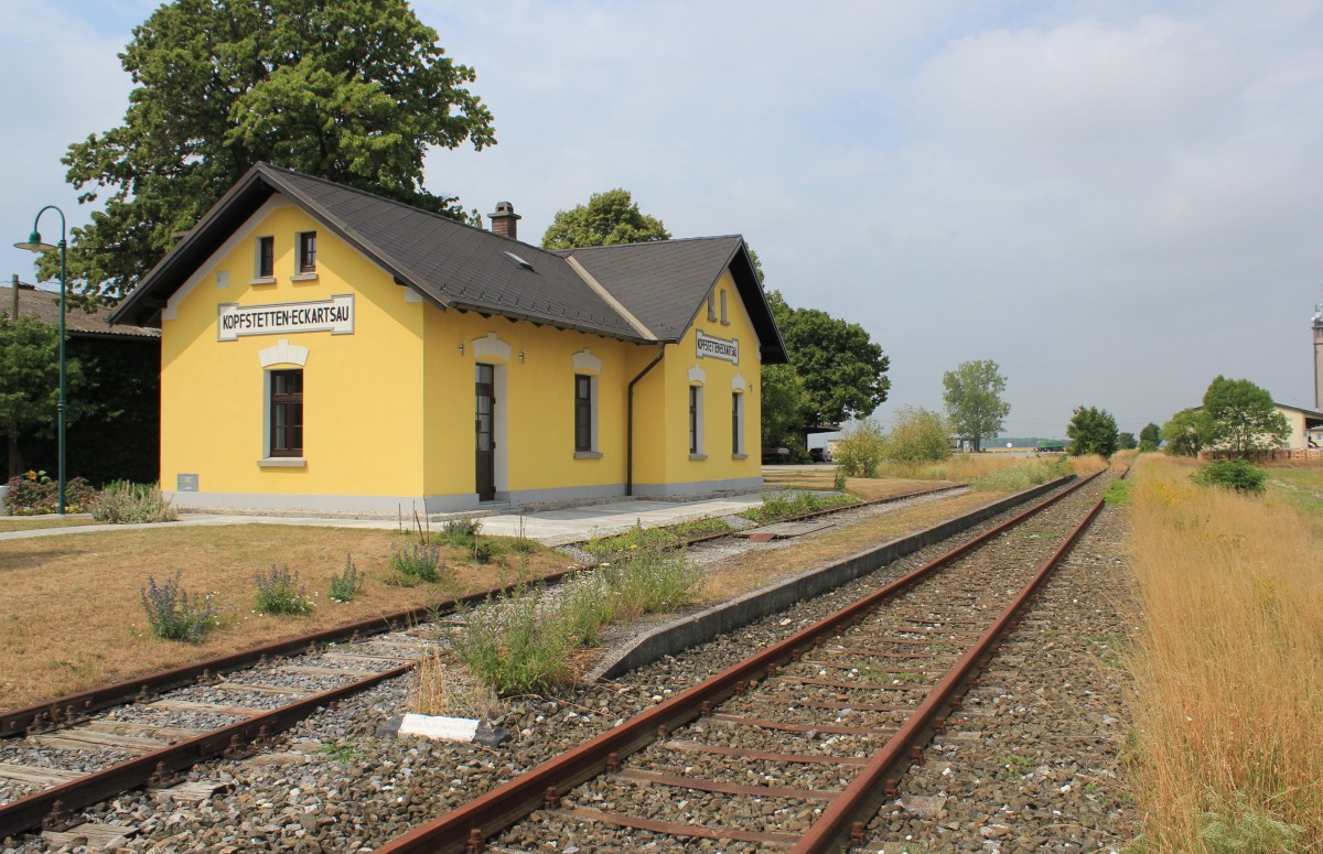 Das Bahnhofsgebude in Kopfstetten-Eckertsau bei Km 16,8 an der Lokalbahn Siebenbrunn-Engelhartstetten zeigt sich in tadellosem Zustand, wenn man bedenkt dass dieser Teil der Lokalbahn im Jahr 2003 den vorlufig letzten fahrenden Zug gesehen hat,Blickrichtung Siebenbrunn, Juli 2012