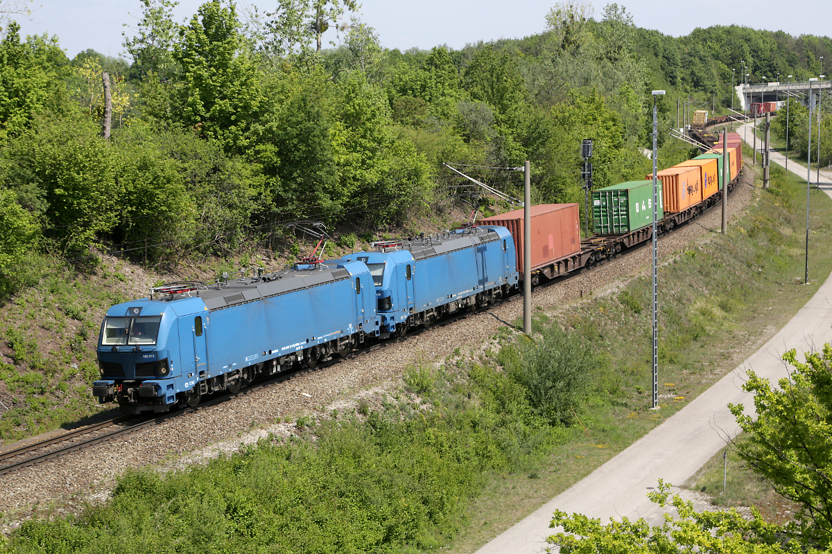 Das bei northrail eingestellte und für TXL fahrende Smartron-Doppel (192 011 und 192 010) befährt am 16.05.2020 mit Containern die nörd. Umgehung des Rangierbahnhofs München Nord.