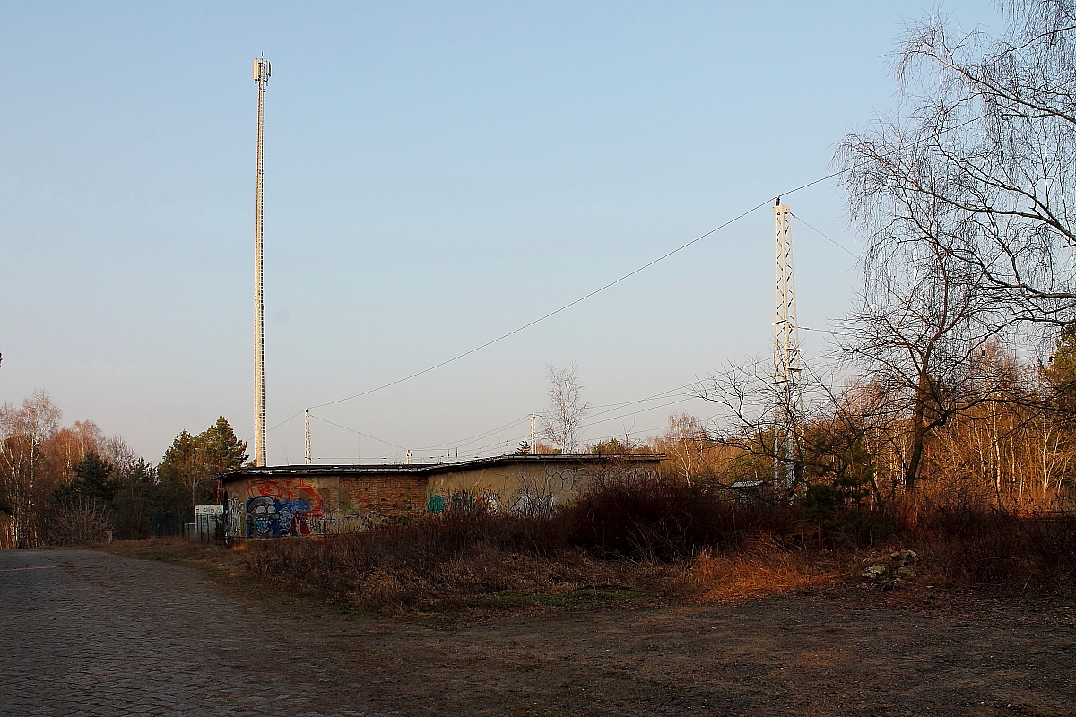 Das ehemalige EG des 1994 stillgelegten Bahnhofs Fichtengrund an der Berliner Nordbahn am 17.02.2015.
Im Rahmen der Streckenertüchtigung Berlin-Rostock werden diese Bauwerke zurückgebaut.
