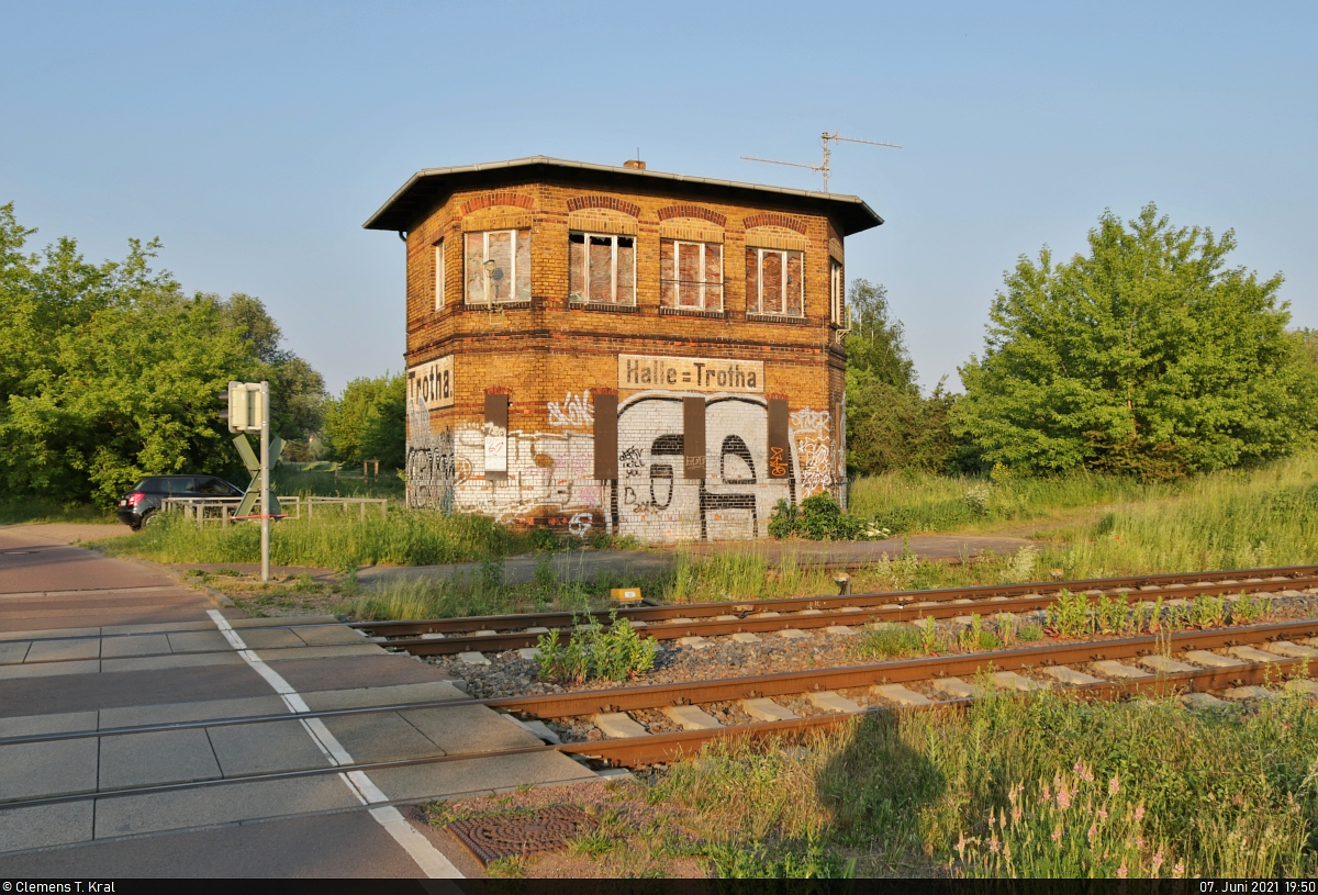 Das ehemalige mechanische Weichenwärter-Stellwerk  W2  im Bahnhof Halle-Trotha, Außerbetriebnahme 22.1.2000, vom Bahnübergang Angerstraße aus gesehen.

🚩 Bahnstrecke Halle–Vienenburg (KBS 330)
🕓 7.6.2021 | 19:50 Uhr