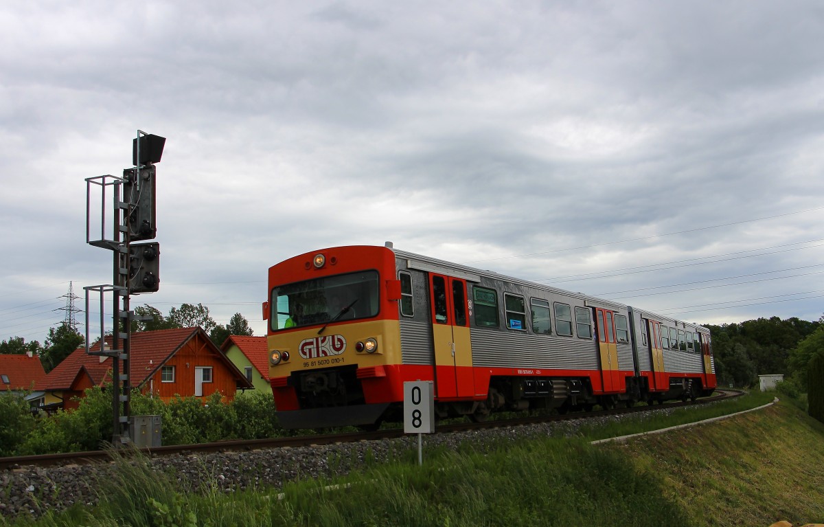 Das Einfahrsignal des Bahnhofes Lieboch hat den 70ger wohl auch schon vermisst. 16.Mai 2014