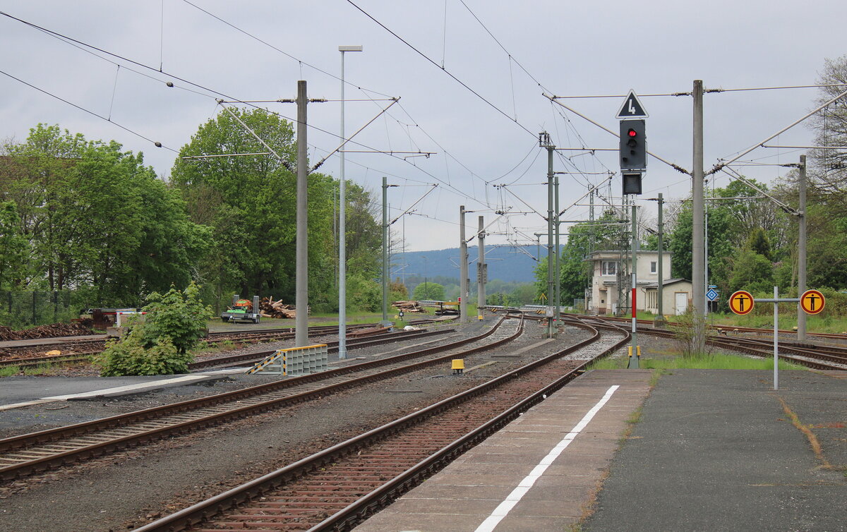 Das Ende vom Bahnsteig 3, mit Blick Richtung Coburg, am 04.05.2024 in Sonneberg (Thr) Hbf.