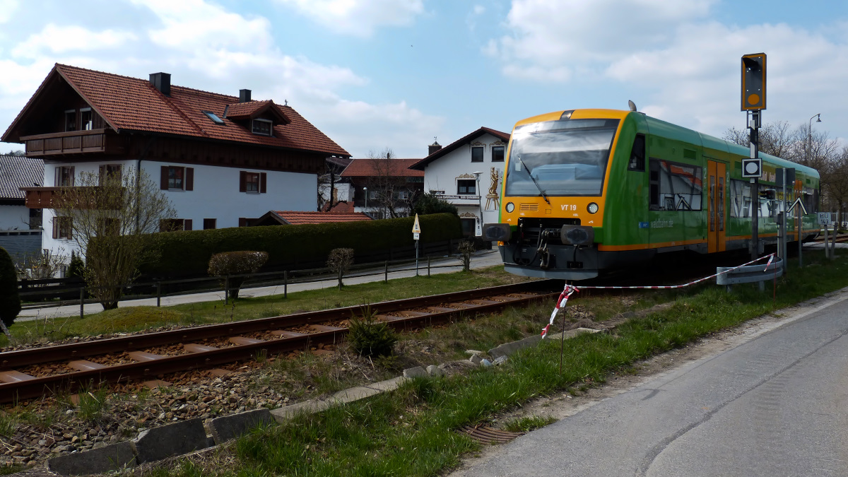 Das Gegenbild zum vorherigen Bild. VT19 der Waldbahn verlässt de Bahnhof Bodenmais 10.04.2016