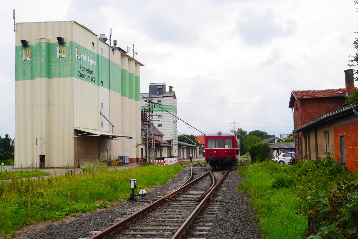 Das große Speichergebäude in Hüffenhardt erinnert noch an die Zeit, als der Landhandel das Rückgrat des Güterverkehrs der Nebenbahn war (Bf Hüffenhardt mit VT 50, 3.8.14).