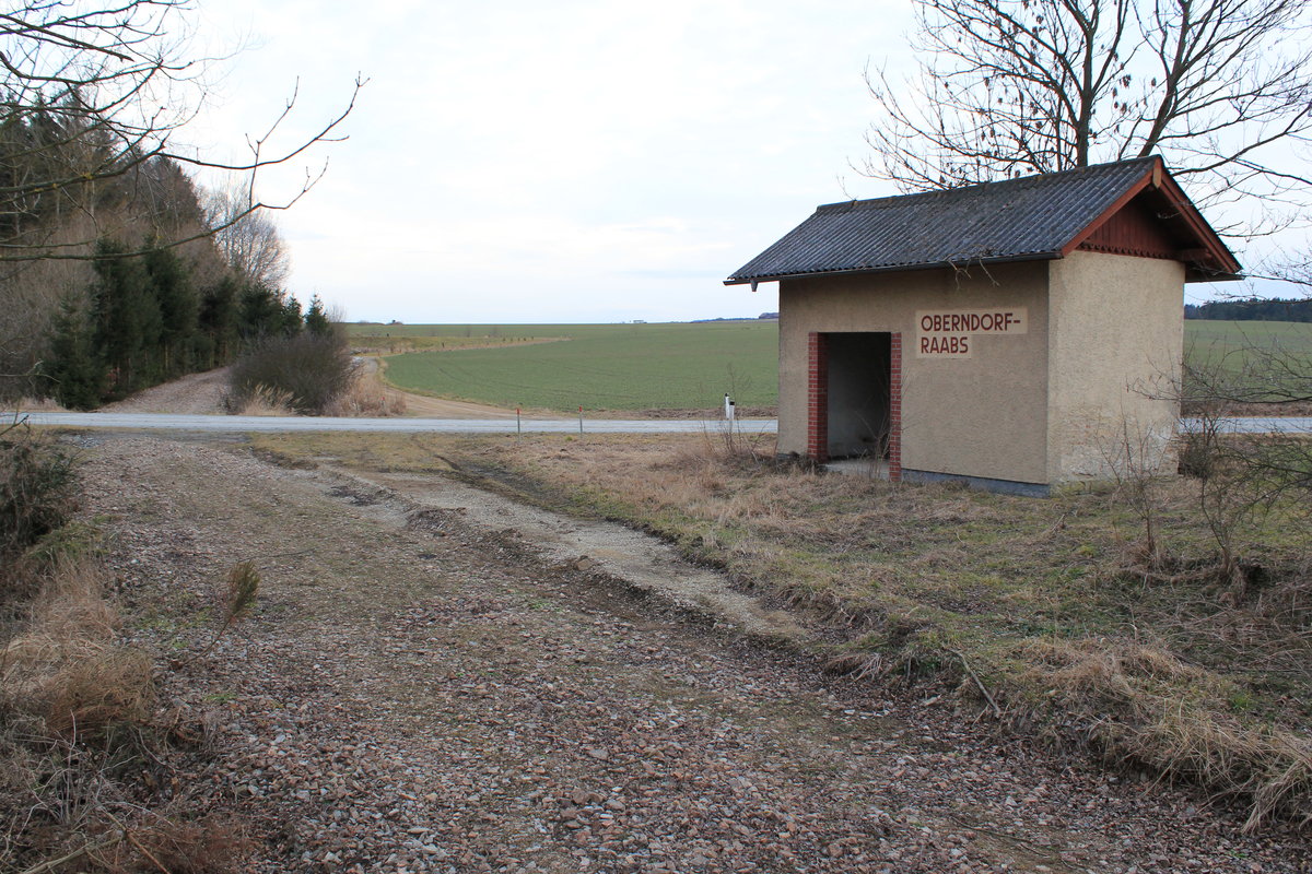 Das Haltestellenhäuschen von Oberndorf-Raabs an der ehemaligen Lokalbahn Göpfritz-Raabs mit Blickrichtung Göpfritz bei Km 17,9 Mitte Februar 2014 als der Gleiskörper bereits abgetragen wurde.