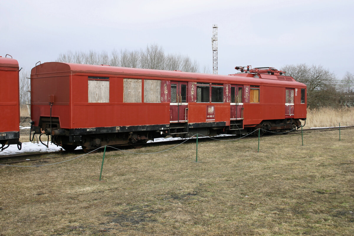 Das hintere Ende des Triebkopfs 426 002 noch in Grundieranstrich am 18.03.2006 in Peenemünde.