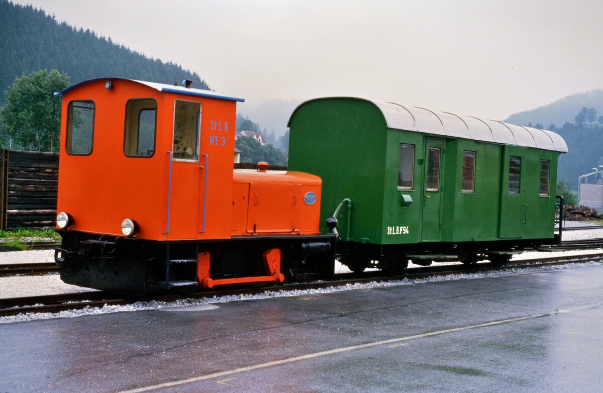 Das könnte eine Szene bei der österreichischen Lokalbahn Weiz-Birkfeld darstellen. Lok StLB RT 3 mit einem Wagen an einem unbekannten Ort (wo könnte das sein?), 15.07.1986