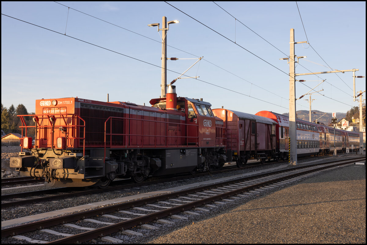 Das letzte Wochenende verbrachte GKB DH 1700.1 im Bahnhof Wies Eibiswald . zusammen mit dem Generatorwagen der als Ersatz für die im Steuerwagen integrierte Heizanlage dient am Montag wieder nach Graz starten.  17.11.2024 