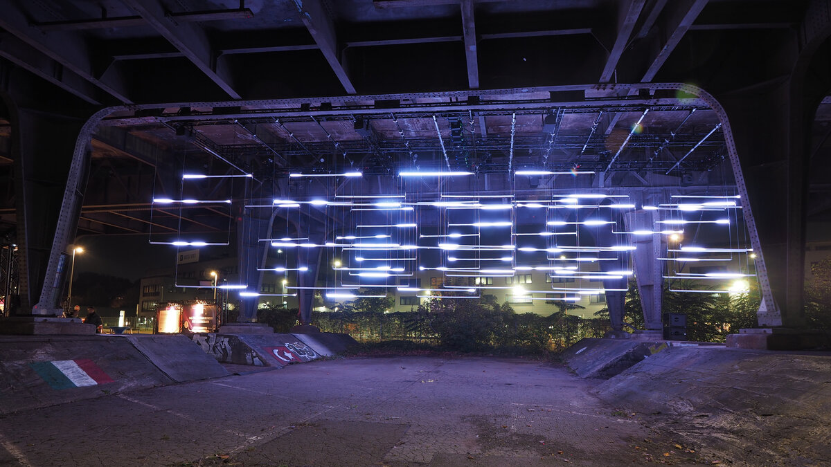 Das mit einer Klang- und Lichtinstallation versehene Stahlviadukt der Siemensbahn unmittelbar am Bahnhof Wernerwerk anlässlich des Festival of Lights (FoL) 2024.

Berlin, der 07.10.2024