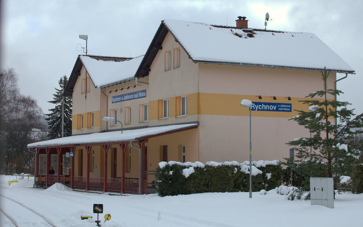 Das sanierte EG des Bahnhofes Rychnov u Jablonce nad Nisou, Strecke  030 Liberc-Turnov.12.01.2019  10:14 Uhr.