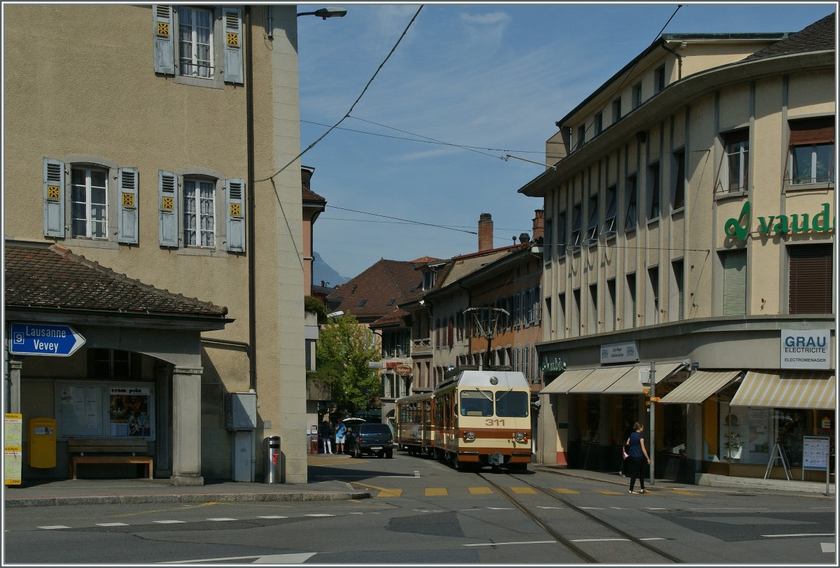 Das Trasse vom  Dpt A-L  bis nach Aigle teilt die A-L mit dem Strassenverkehr.
Der Regionalzug 237 hat gerade den Halt Aigle Plache du March hinter sich gelassen und fhrt nun durch die Altstadt Richtung Bahnhof.
22. August 2013