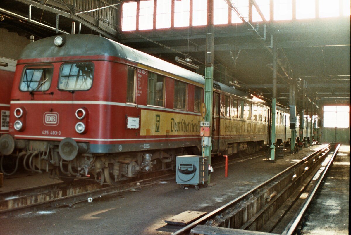 Das Tübinger BW der DB war mit Erlaubnis 1983 und 1984 noch relativ frei begehbar. Am 31.12.1983 fand ich dort den Stuttgarter Vorortzug 425 403-3 (ET 25 DB).