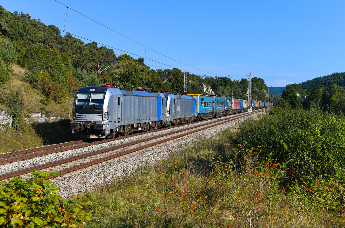 Das Unternehmen Railpool hat in den letzten Jahren seinen Bestand an Vectron Loks erheblich aufgestockt und vermietet diese and diverse EVUs, unteranderem auch an TXLogistik. Am 03. September 2024 konnte ich die 6193 155 vor einer Schwesterlok und dem KLV-Zug DGS 43142 von Verona Q. E. nach Lübeck Skandinavienkai bei Hagenacker im Altmühltal fotografieren. Etwas merkwürdig erscheint mir die Anordnung der Bremsschläuche. Vielleicht kennt jemand den Hintergrund?