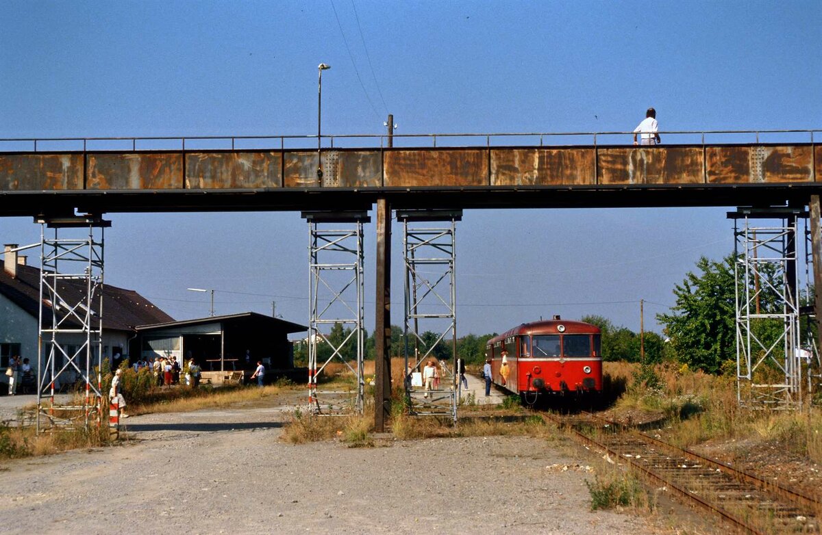 Das war der Rest des DB-Bahnhofs Leinfelden mit seiner provisorisch wirkenden Brücke über das Bahnhofsgelände. Das Foto entstand am 29.09.1985 während der Sonderfahrt eines Uerdinger Schienenbuszugs auf der früheren DB-Bahnstrecke Stuttgart-Rohr - Filderstadt (nicht zu verwechseln mit der Filderbahn!).