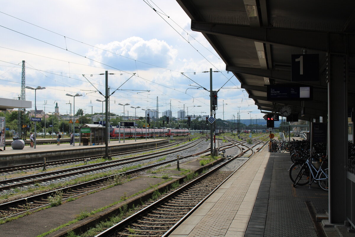 Das westliche Ende vom Bahnsteig 1 am 14.07.2024 in Regensburg Hbf.