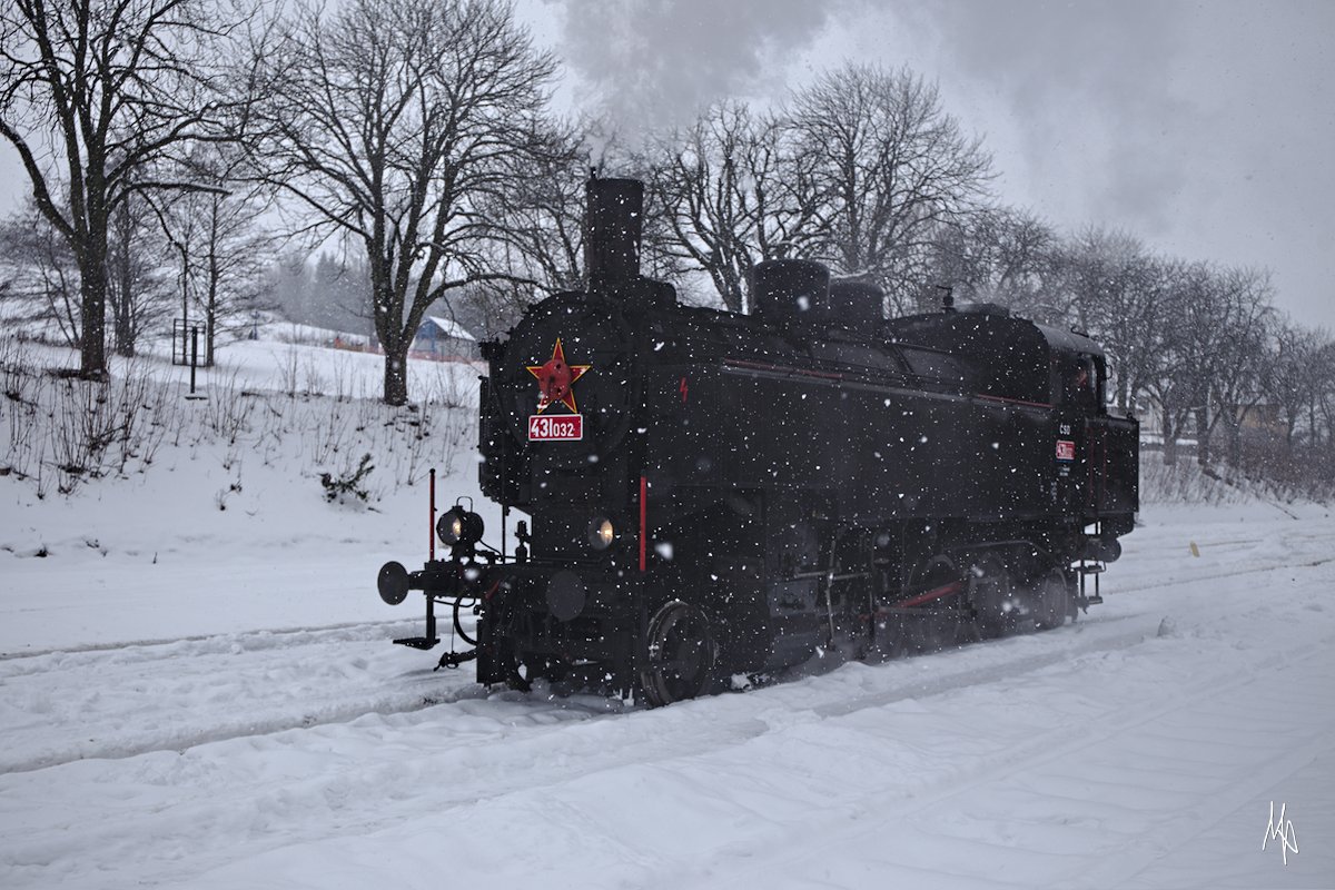 Das Wetter am 12.01.2019 war immer wieder von starken Schneefällen begleitet. Im Bild die 431.032 (ex ÖBB 93.1360) beim Umfahren ihres Güterzugs in Martinice v Krkonosich.