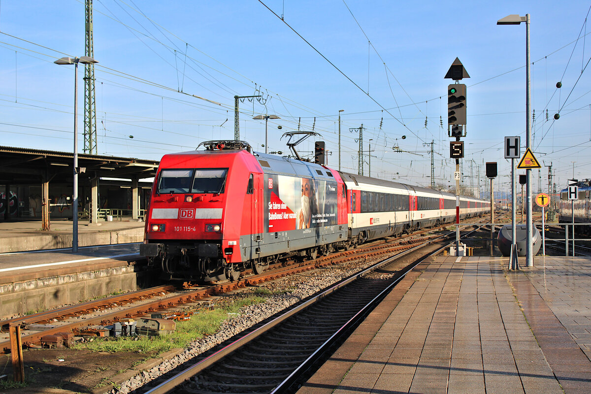 DB 101 115-4  Bahnbonus  erreicht mit dem EC7 (Hamburg-Altona - Interlaken Ost) den Karlsruher Hbf. (17.12.2023)