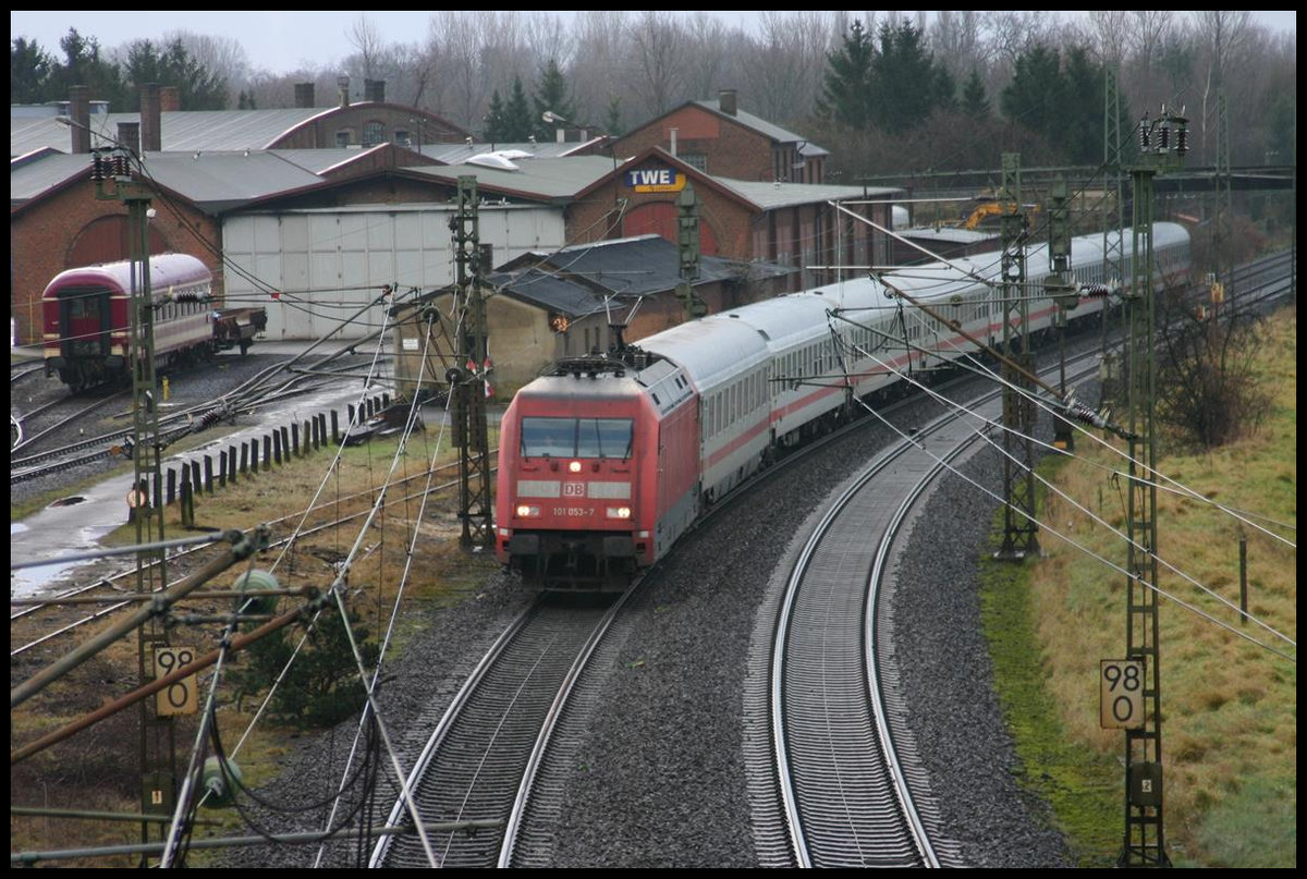 DB 101053 passiert mit einem Intercity am Haken am 9.12.2007 das BW der Teutoburger Wald Eisenbahn in Lengerich in Westfalen. Der IC ist hier um 10.50 Uhr in Richtung Osnabrück unterwegs.
