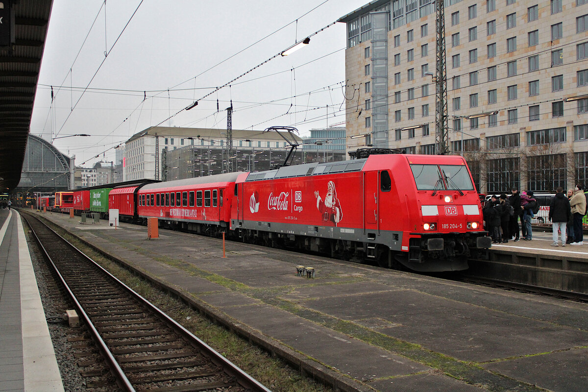 DB 185 204-5 steht mit dem Coca-Cola-Zug in Frankfurt(Main)Hbf. (17.12.2023)