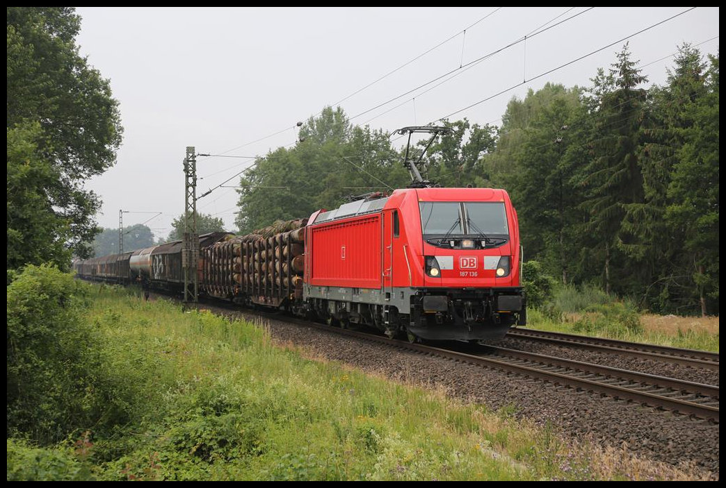 DB 187136 erreicht hier am 11.07.2019 in Richtung Norden über die Rollbahn kommend um 10.49 Uhr den Ortsrand von Hasbergen.