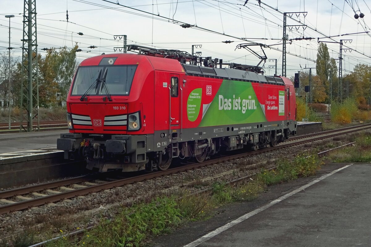 DB 193 310 lauft um in Emmerich am grauer wordender 14 Novemer 2019. 