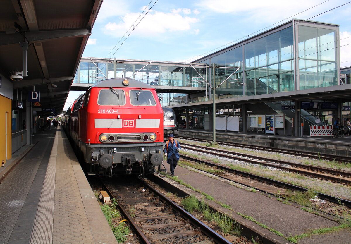 DB 218 403-4 mit dem RE 4865 von Hof Hbf nach München Hbf, am 14.07.2024 in Regensburg Hbf. Wenig später kuppelt die Lok vom Zug ab, da bis München jetzt eine Lok der BR 146 übernimmt.