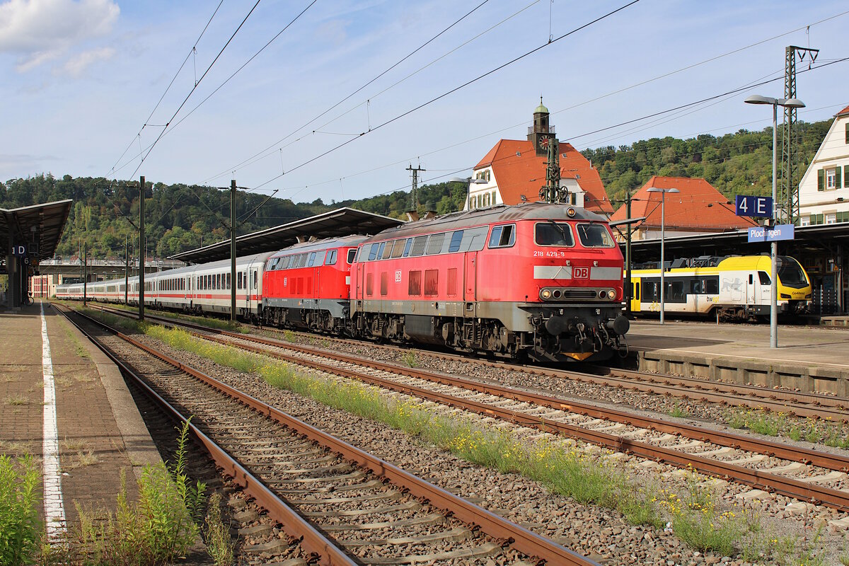 DB 218 429-9 rollt mit einer Schwestermaschine und dem IC 2013 in den Bahnhof Plochingen. (17.09.2023)