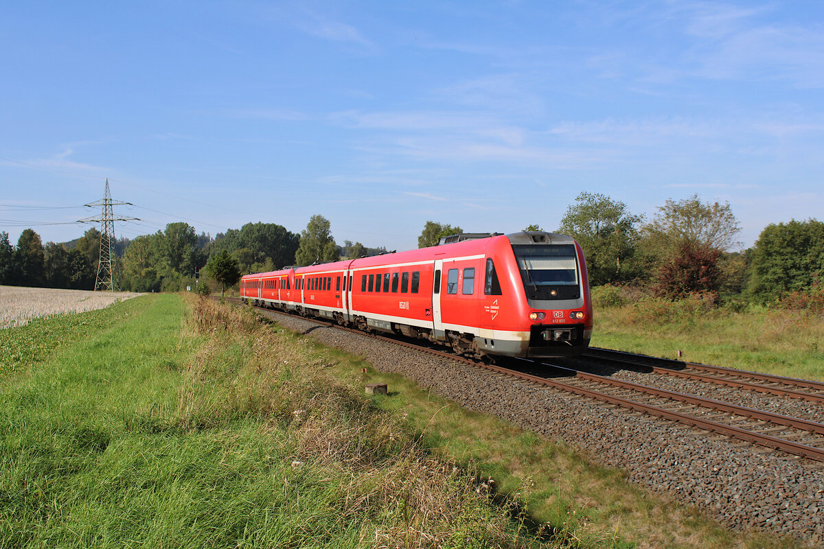 DB 612 155 ist als RE30 (Nürnberg Hbf - Hof Hbf) zwischen Oberkotzau und seinem Ziel Hof Hbf unterwegs. (12.09.2023)