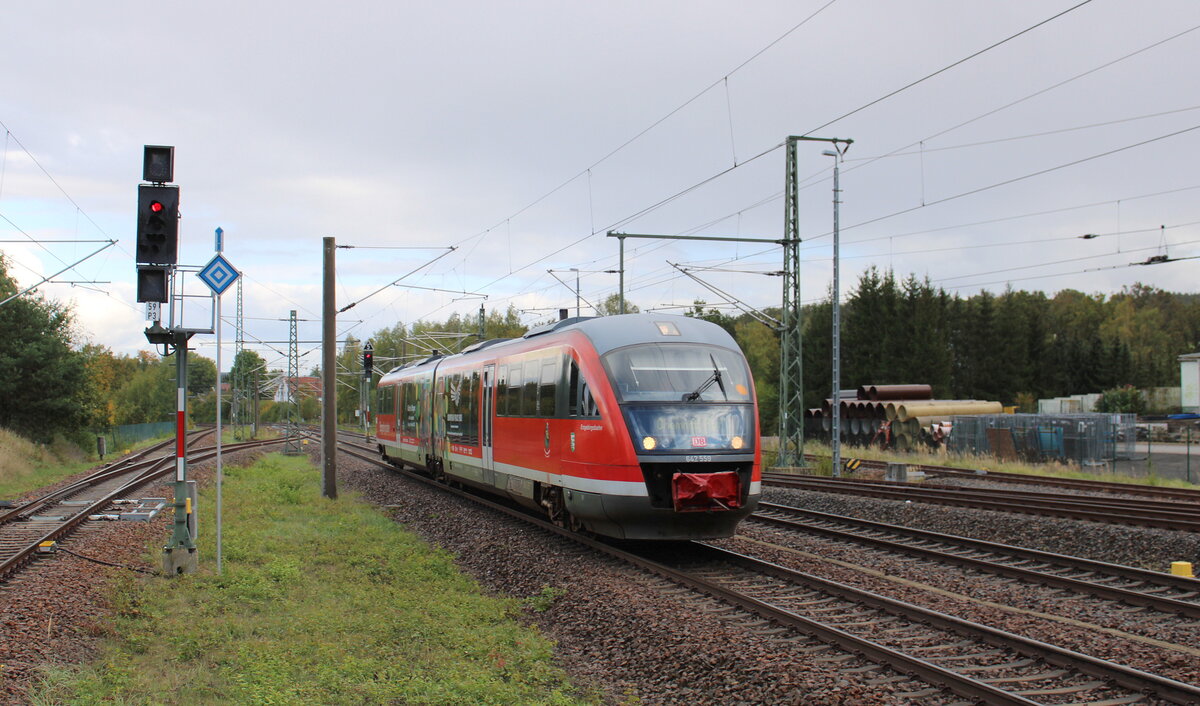 DB 642 559  Schwarzenberg - Perle des Erzgebirges  als RB 23720 von Annaberg-Buchholz Süd nach Chemnitz Hbf, am 11.10.2024 in Niederwiesa. Der Triebwagen trägt zudem Werbung für den  European Pice Ride .