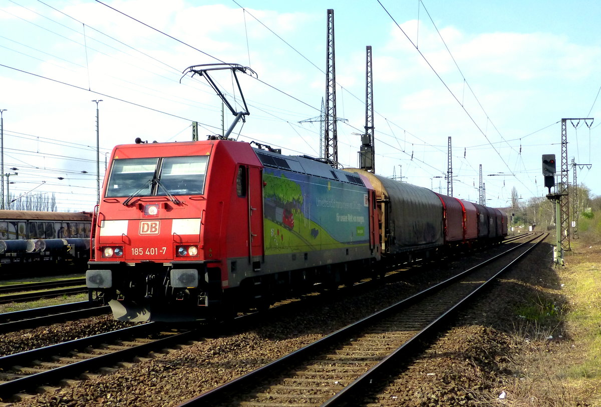 DB Cargo 185 401-7, die mit ihrer noch nicht ganz alten Werbung:  Umweltfreundlich transportiert mit DB Cargo-für unsere Welt von morgen. Das ist grün.  für die Deutsche Bahn wirbt, fuhr am 30.03.19 am HP Duisburg-Bissingheim vorbei. Ob es so umweltfreundlich ist mit 7200PS 7 Wagen zu befördern( ca. 1028PS pro Wagen!)?