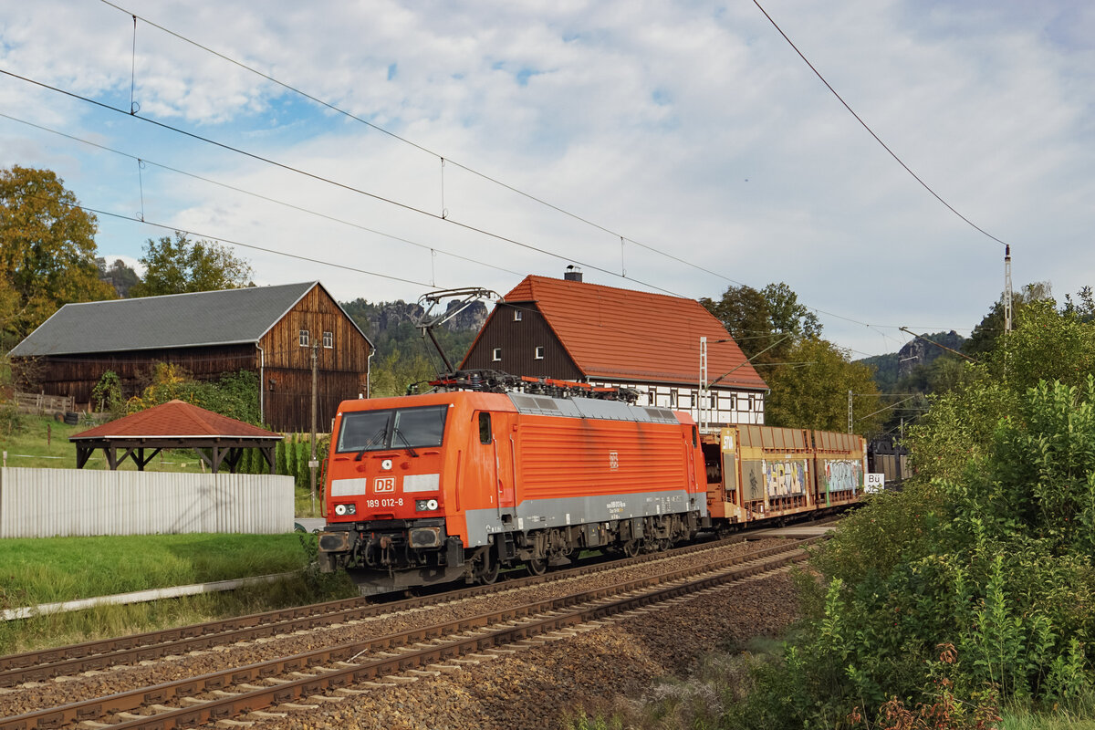 DB Cargo 189 012 mit einem leeren Autozug am 10.10.2024 bei Rathen, in Richtung Tschechien fahrend.