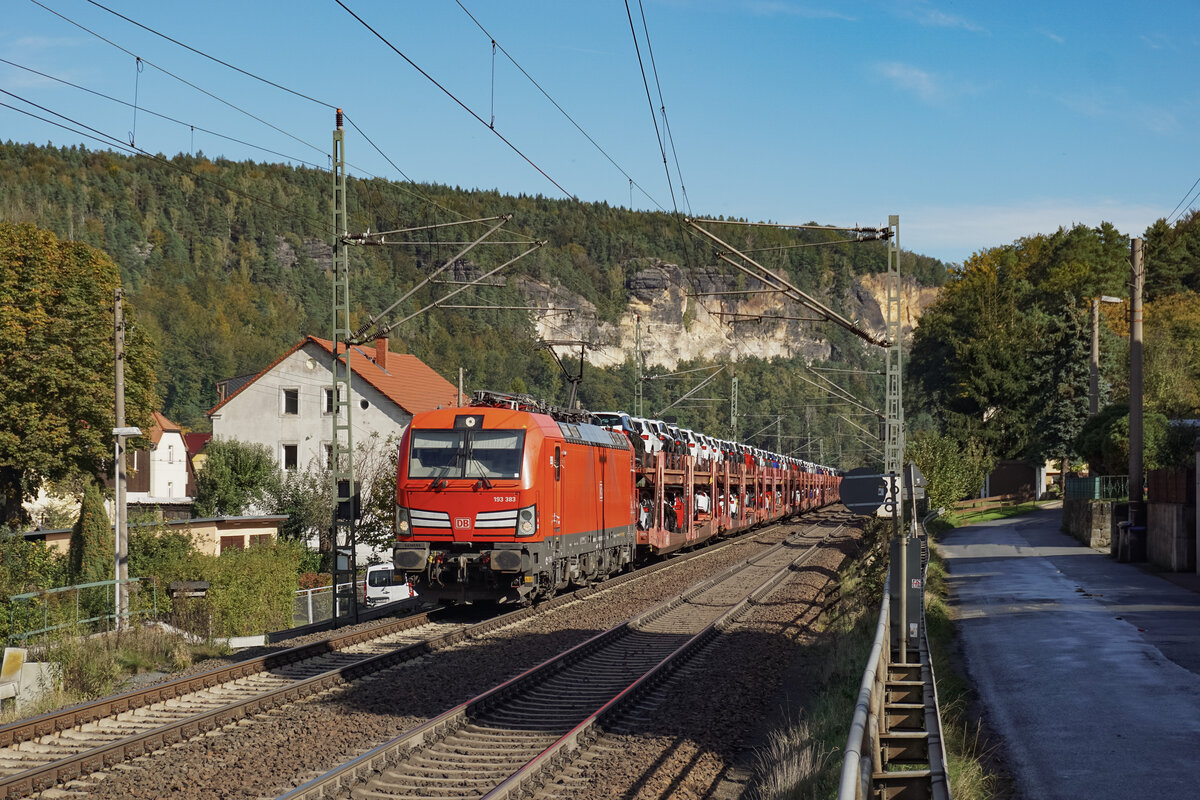 DB Cargo 193 383 mit einem Autozug fuhr am 09.10.2024 durch Stadt Wehlen in Richtung Dresden.