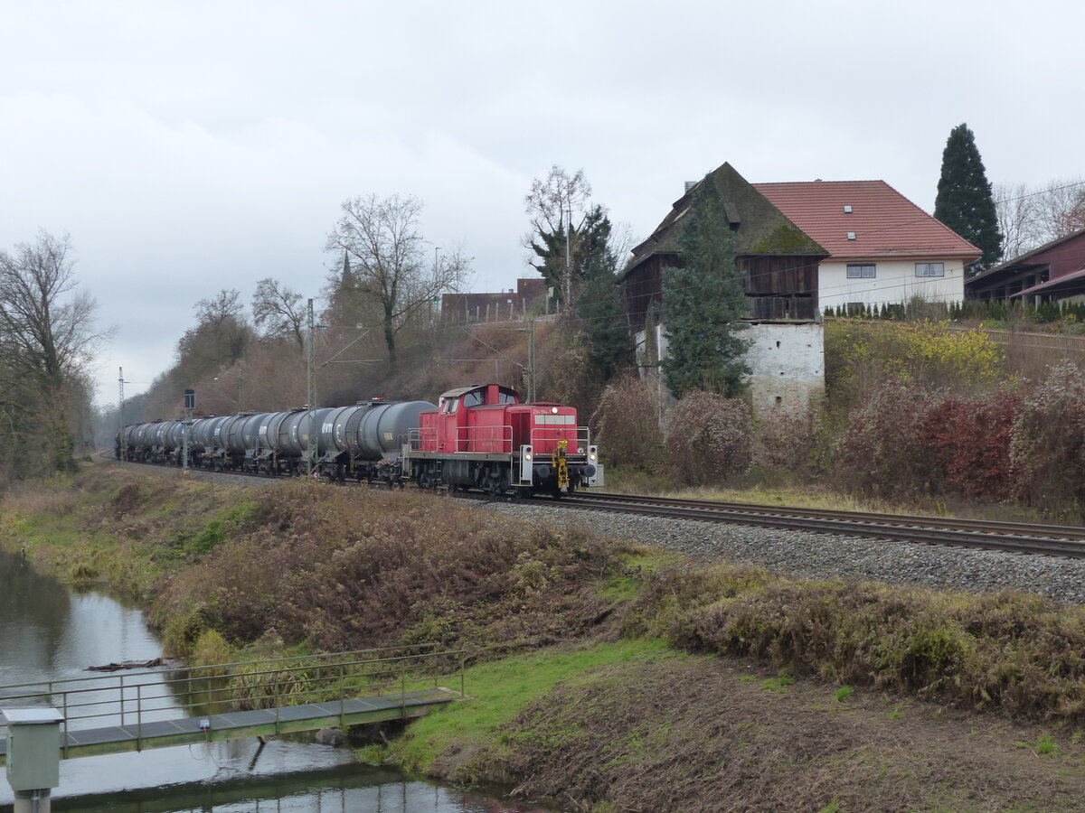 DB Cargo 294 594-7 ( 9880 3294 594-7 D-DB ) mit einem kurzen Kesselwagenzug bei Volkmannsdorf am 26.11.2024