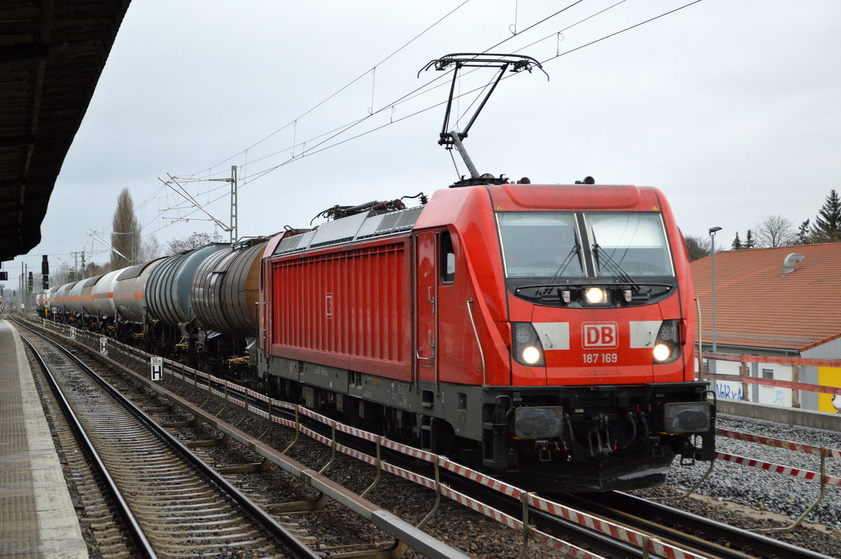 DB Cargo AG [D] mit  187 169  [NVR-Nummer: 91 80 6187 169-8 D-DB] und gemischtem Kesselwagenzug Richtung Rangierbahnhof Seddin am 24.12.20 Berlin Karow.