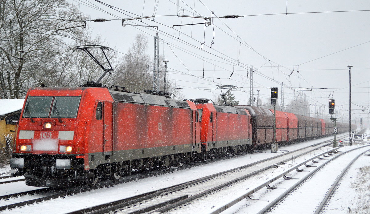 DB Cargo AG [D] mit der Doppeltraktion  185 218-5  [NVR-Nummer: 91 80 6185 218-5 D-DB] +   185 317-5  [NVR-Nummer: 91 80 6185 317-5 D-DB] mit dem Erzzug aus Hamburg Richtung Ziltendorf EKO am 03.01.21 Berlin Hirschgarten bei Schneefall.