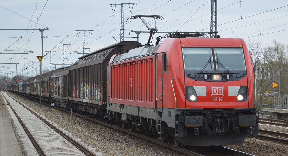 DB Cargo AG [D] mit  187 141  [NVR-Nummer: 91 80 6187 141-7 D-DB] und Ganzzug Schiebewandwagen am 06.04.22 Durchfahrt Bf. Golm.