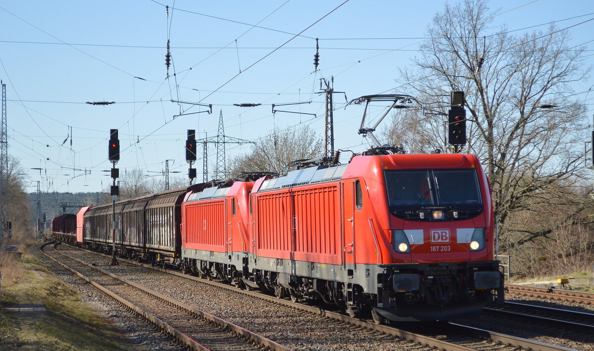 DB Cargo AG, Mainz [D] mit  187 203  [NVR-Nummer: 91 80 6187 203-5 D-DB] und  187 082  [NVR-Nummer: 91 80 6187 082-3 D-DB] + gemischten Güterzug am Haken am 09.03.22 Durchfahrt Bf. Saarmund.