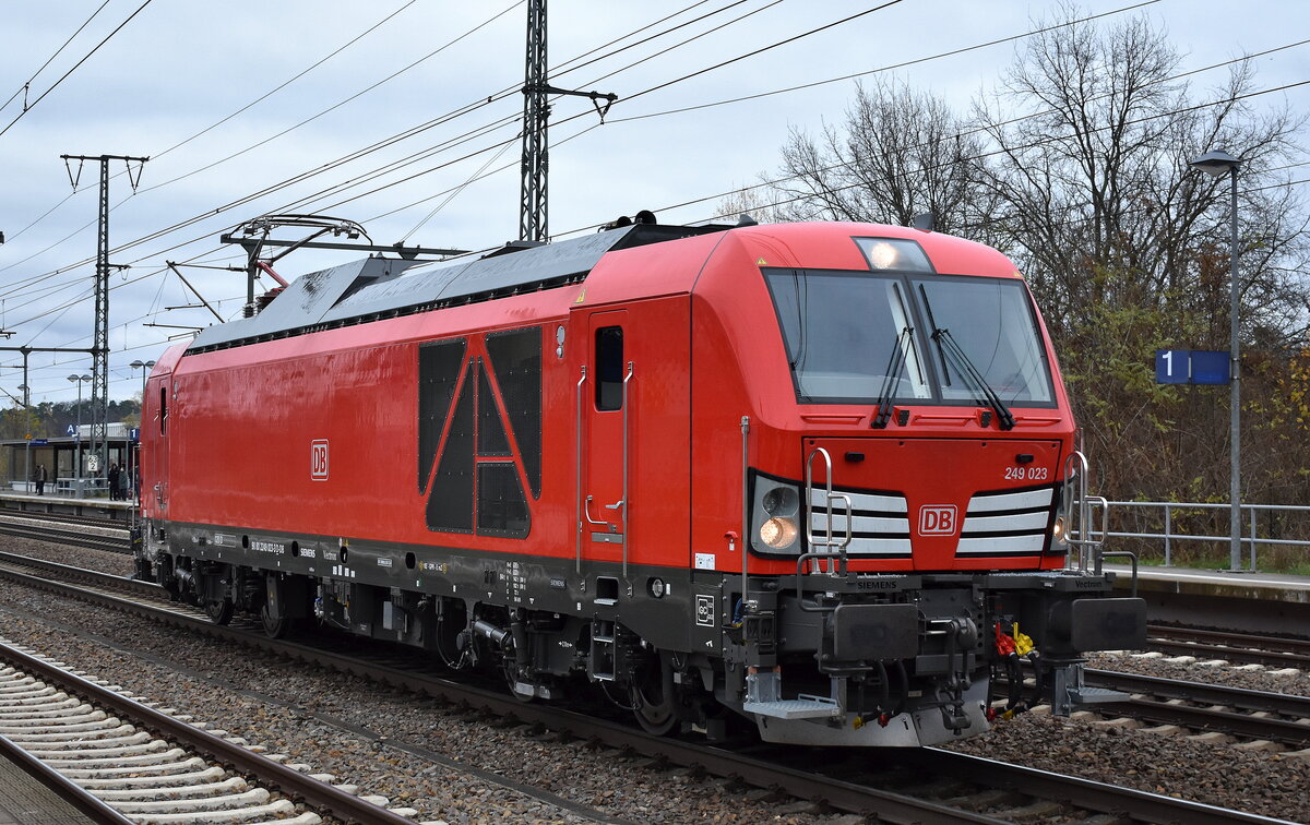 DB Cargo AG, Mainz [D] mit ihrer neuen Vectron Dual Mode Lok  249 023  [NVR-Nummer: 90 80 2249 023-3 D-DB] am 29.11.24 Höhe Bahnhof Golm (Potsdam).
