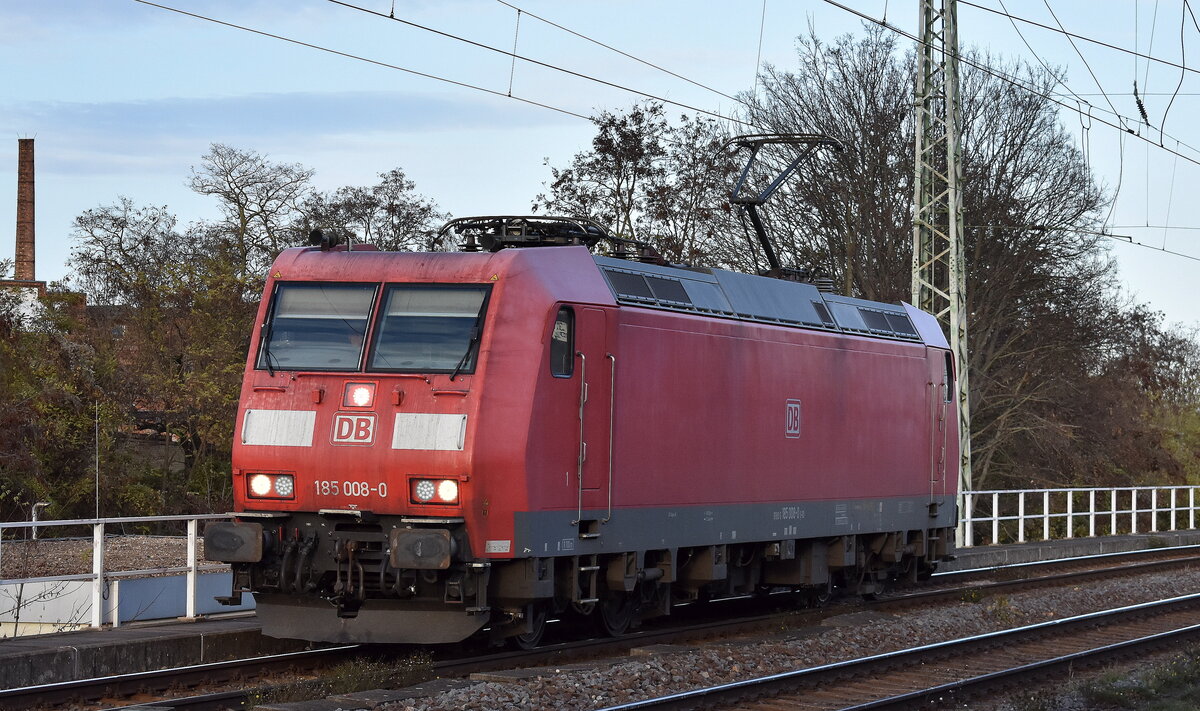 DB Cargo AG, Mainz [D] mit ihrer  185 008-0  [NVR-Nummer: 91 80 6185 008-0 D-DB] am 26.11.24 Höhe Bahnhof Magdeburg Neustadt.