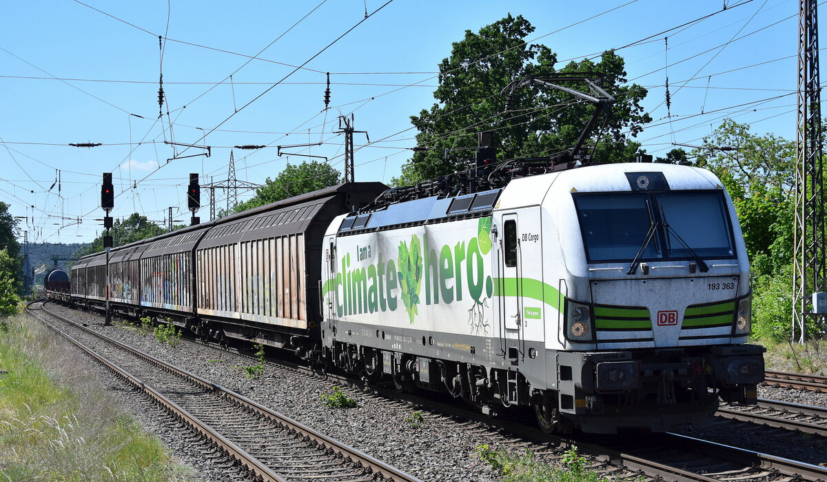 DB Cargo AG, Mainz mit ihrer   193 363  [NVR-Nummer: 91 80 6193 363-9 D-DB] und einem gemischten Güterzug am 15.05.24 Höhe Bahnhof Saarmund.