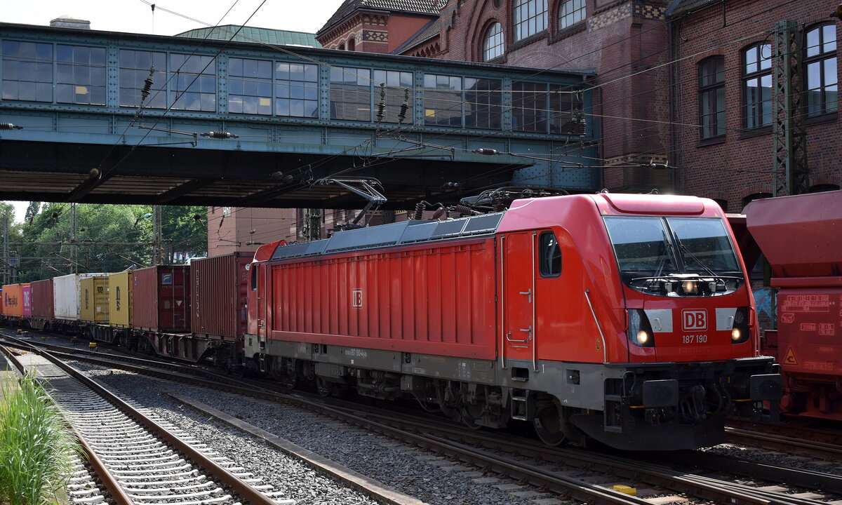 DB Cargo AG, Mainz mit ihrer  187 190  [NVR-Nummer: 91 80 6187 190-4 D-DB] und einem Containerzug Richtung Hamburger Hafen am 21.05.24 Höhe Bahnhof Hamburg-Harburg.