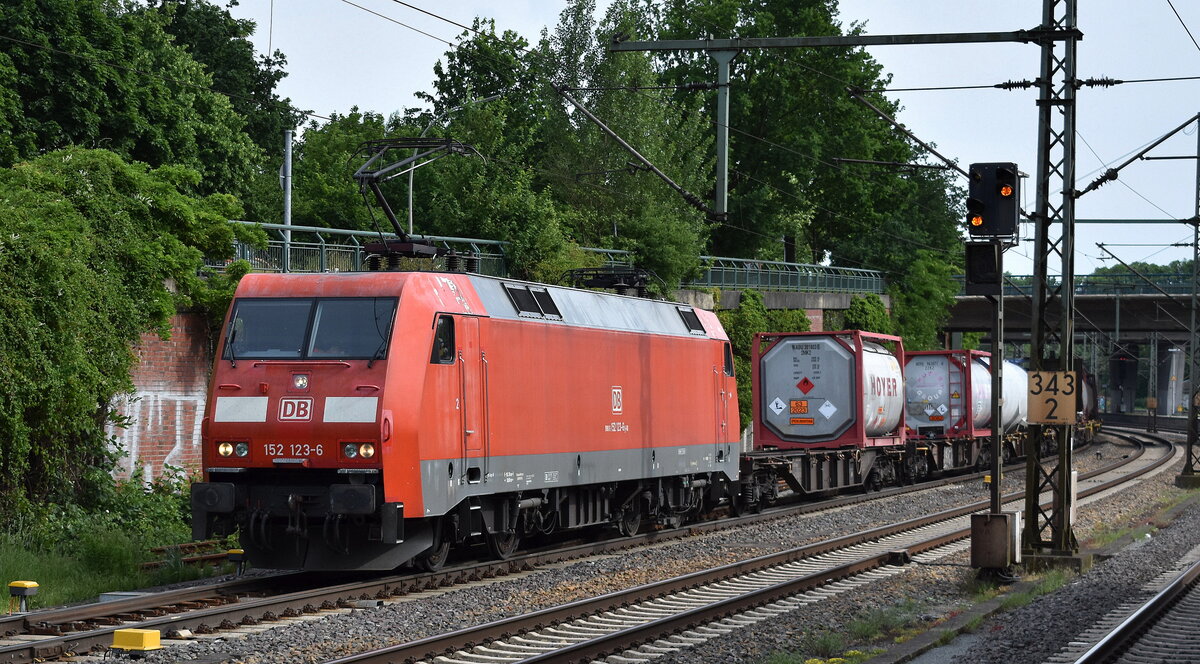 DB Cargo AG, Mainz mit ihrer  152 123-6  [NVR-Nummer: 91 80 6152 123-6 D-DB] und einem Containerzug am 21.05.24 Höhe Bahnhof Hamburg-Harburg.